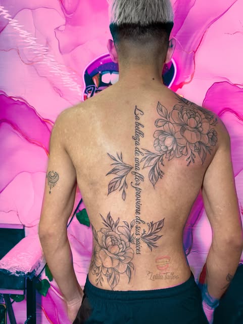 Tatuaje botánico y floral fine line realizado en antebrazo en Leiila Tattoo Ituzaingó
